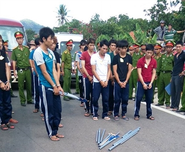 VƯỚNG MẮC TRONG VIỆC GIẢI QUYẾT TỘI PHẠM GÂY RỐI TRẬT TỰ CÔNG CỘNG CỦA BLHS